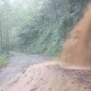 Rize heyelan köy yolunu kapattı; taş duvarın yıkılma anı kamerada