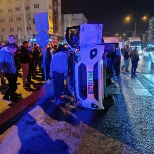 Mardin’de kamyonetle çarpışan hafif ticari araç yan yattı: 4 yaralı