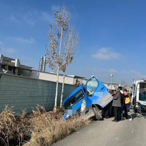 Cep telefonuna bakarken sulama kanalına devrilen minibüsünde yaralandı