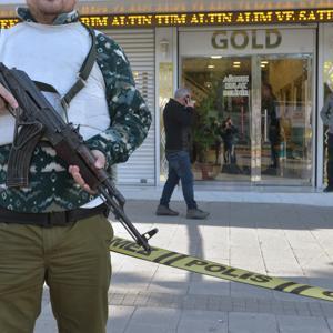 Adanada kuyumcu dükkanında silahlı soygun; 4 şüpheli kaçtı