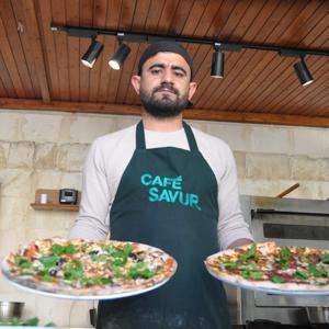 Mardin’de kafeye dönüştürülen tarihi hükümet konağında ziyaretçilerin tercihi, Finlandiya usulü Savur pizzası