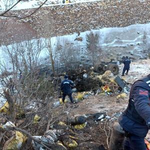 Uçuruma yuvarlanan kamyonun şoförü öldü; cenazeye sabah ulaşılabildi