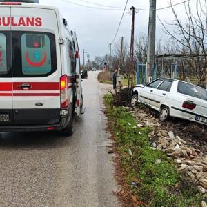 İnegölde elektrik direğine çarpan otomobildeki 2 kişi yaralandı