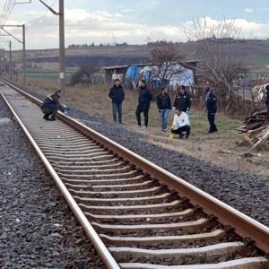 Rayların üzerinden geçmek isterken trenin çarpmasıyla öldü