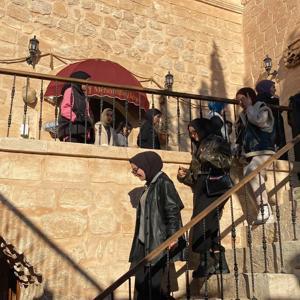 Midyat’ta turizme kazandırılan yeraltı mağara yaşam evleri, ziyaretçilerini ağırlıyor