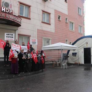 Dağa kaçırılan oğlu için nöbet tutan anne: Ciğerimi benden söküp götürdüler