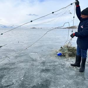 Eskimo usulü balık avı için Çıldır Gölüne ilk ağlar atıldı