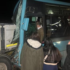 Kütahyada halk otobüsü, arızalanıp emniyet şeridinde duran TIR ile yardıma gelen otomobile çarptı