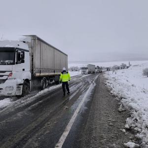 Afyonkarahisarda kar, ulaşımı olumsuz etkiledi