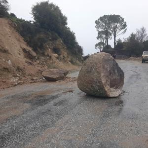 Aydında yamaçtan kopan kaya parçaları yola düştü