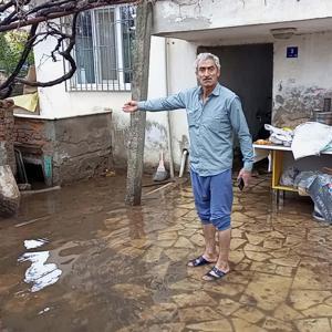 Nazillide sağanak; su basan bodrum kattaki aileyi ekipler kurtardı