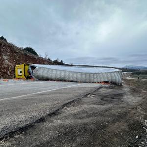 TIR devrildi: 1 yaralı