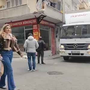 İstanbul - Esenler’de kamyon sürücüsünün çarptığı dairenin balkonu zarar gördü