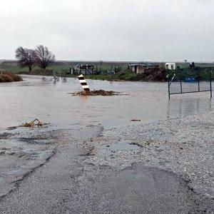 Tekirdağda sağanak; dere taştı, köprü sular altında kalınca yol kapatıldı