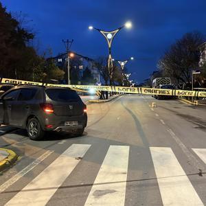 Trafikte tartışan sürücüler birbirlerine ateş açtı; 1i yoldan geçen 2 yaralı