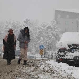 Hakkaride kar yağışı hayatı olumsuz etkiledi