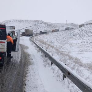 Vanda kar yağışı; Bahçesaray kara yolu trafiğe kapatıldı