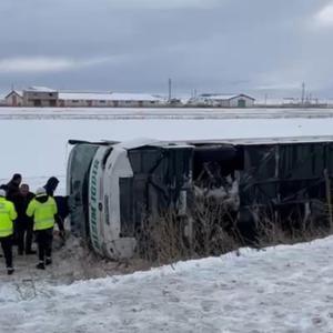 Karsta yolcu otobüsü, şarampole yuvarlandı: 23 yaralı