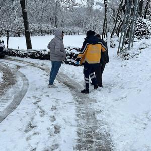 Elazığda mahsur kalan hasta, yol açılarak hastaneye yetiştirildi