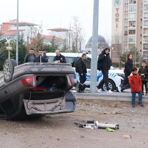 Kayseride devrilen otomobildeki 3 kişi yaralandı