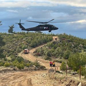 Dağda kaza yapınca mahsur kalan motosikletli, helikopterle kurtarıldı