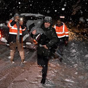 Karda mahsur kalanların yardım çağrılarına belediye koştu