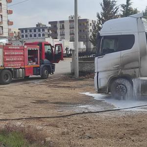 Mardinde park halindeki TIRda çıkan yangın söndürüldü