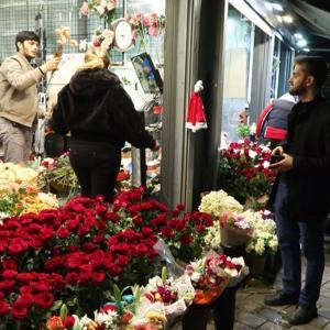 İstanbul- Taksimde çiçekçilerde yılbaşı yoğunluğu