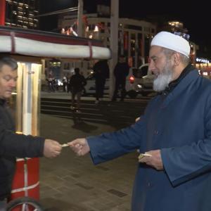 İstanbul - Tebliğciler, yılbaşı gecesi Taksim Meydanı’nda bildiri dağıttı