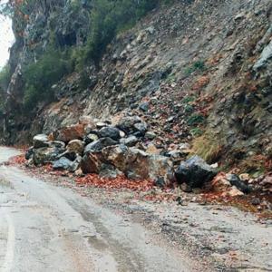 Yağmurla düşen kaya parçaları yolu trafiğe kapattı