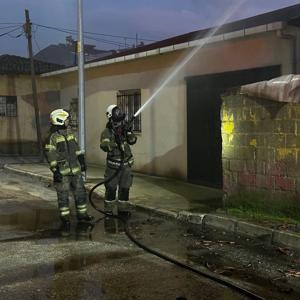 İzmirde ikinci yangın faciasından dönüldü; ev yangınında mahsur kalan 6 çocuğu mahalleli kurtardı