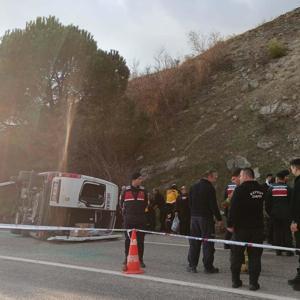 Balıkesirde yolcu midibüsü otomobile çarptı; 2 ölü ve yaralılar var