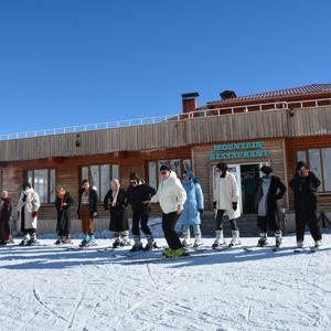 Kar görmemiş öğrenciler Hakkaride kayak dersi alıyor