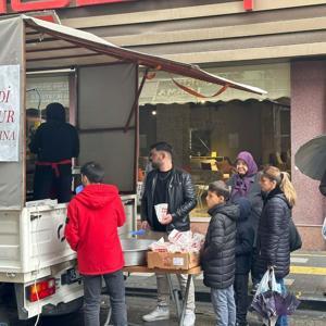 Manisada Ferdi Tayfur hayrına lokma dağıtıldı