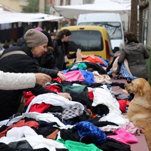 Sokak hayvanları için pazarda gönüllü satış yapıyorlar