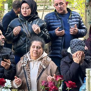 İstanbul - Ferdi Tayfur’un kabri sevenlerinin akınına uğradı