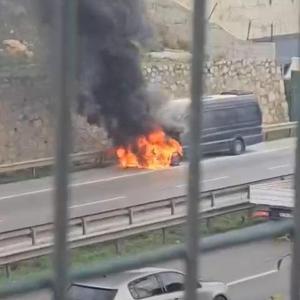 İstanbul - Pendik’te seyir halindeki tur minibüsü yandı