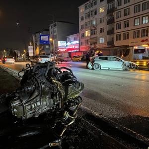 Alkollü sürücünün karıştığı kazada otomobilin motoru koptu: 2 yaralı