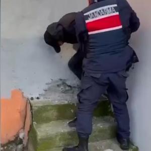 Eyüpsultanda uyuşturucu operasyonu kamerada; 30 bin uyuşturucu hap ele geçirildi