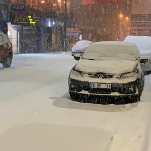 Ardahan ve Karsta soğuk hava yerini kar yağışına bıraktı