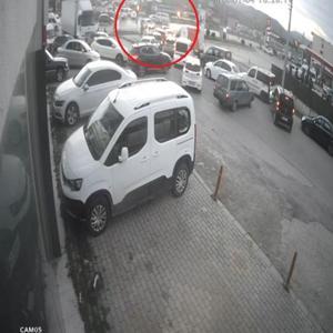 Aynı yerde 2 gün arayla yaşanan kazalar kamerada; 4 yaralı