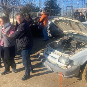 Otomobille kamyonet çarpıştı: 5 yaralı