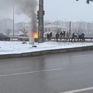 Elazığ’da seyir halindeki otomobil alev alev yandı