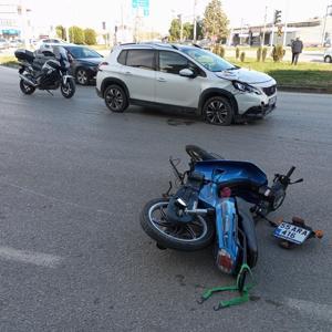 Otomobil ile çarpışan motosikletin sürücüsü öldü; kaza anı kamerada