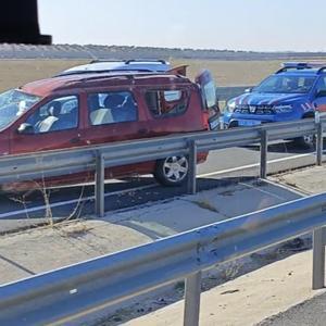 Nusaybin’de, lastiği patlayıp bariyerlere çarpan otomobilin sürücüsü yaralandı