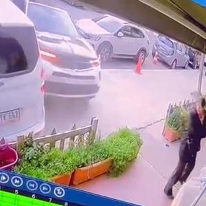 İş yerine giren otomobilin çarpmasından son kurtuldular; o anlar kamerada