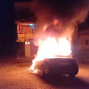 Beyoğlu’nda otomobildeki yangın park halindeki aracı da yaktı; o anlar kamerada