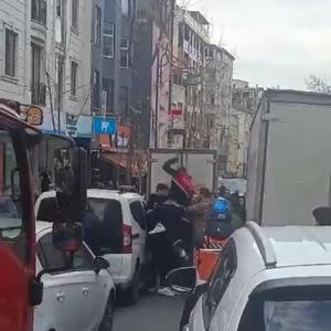 Kağıthanedeki trafik kavgasında önce zıpladı sonra yumrukladı; o anlar kamerada