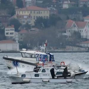 İstanbul-Üsküdarda denize düşen balıkçıyı diğer teknedekiler kurtardı; o anlar kamerada