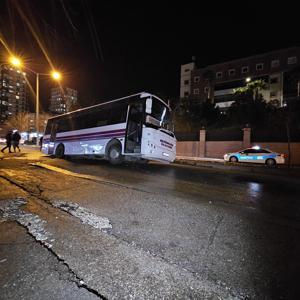 Özel halk otobüsü, su borusunun patlamasıyla oluşan göçüğe düştü